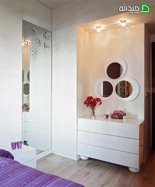 آینه و کنسول در اتاق خواب مدرن سفید