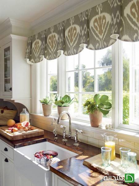تزیین پنجره آشپزخانه با استفاده از گل و گیاه