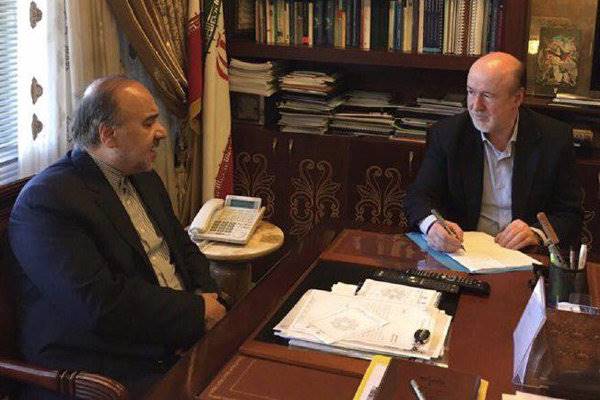سیدرضا افتخاری در استقلال ماندنی شد/ حمایت وزیر ورزش از منصوریان