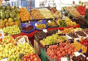 عرضه مواد غذایی غیربهداشتی در یک میوه فروشی