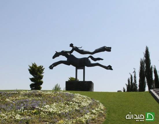مجسمه سوار و اسب در پارک آب و آتش