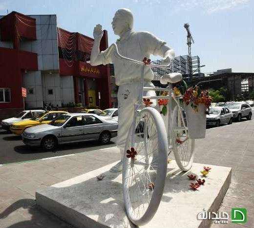 مجسمه پسرک گل فروش در چهار راه پارک وی