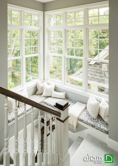نشیمن های پشت پنجره سفید رنگ با کوسن های زیبا 