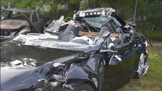 انتشار گزارش تصادف خودروی نیمه‌خودران تسلا پس از 1 سال