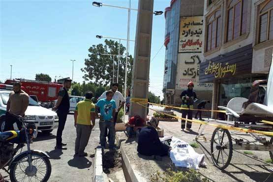 مرگ پسر جوان بر اثر سقوط از تیر برق/آتشسوزی در کارگاه کارتنسازی یک کشته بر جای گذاشت مرگ پسر جوان بر اثر سقوط از تیر برق/آتشسوزی در کارگاه کارتنسازی یک کشته بر جای گذاشت