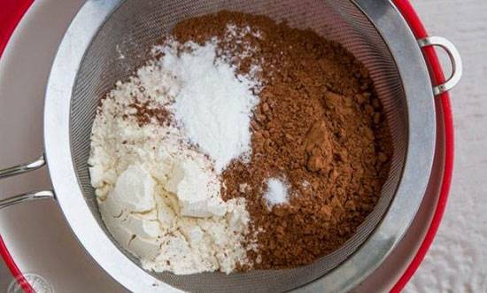 طرز تهیه کیک شکلاتی آلبالویی با خامه مخصوص