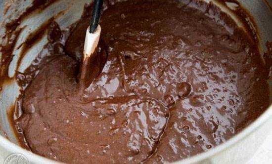 طرز تهیه کیک شکلاتی آلبالویی با خامه مخصوص