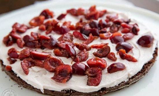 طرز تهیه کیک شکلاتی آلبالویی با خامه مخصوص