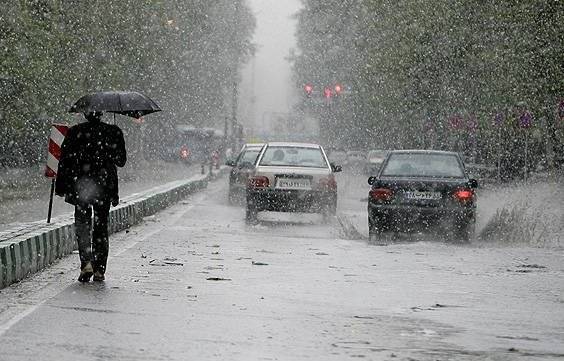 بارش باران و مه گرفتگی در جاده‌های کشور/ ترافیک در آزادراه کرج-تهران نیمه سنگین است