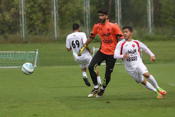 جلسه سرپایی کنار زمین و تغییر لباس دروازه بان پرسپولیس!