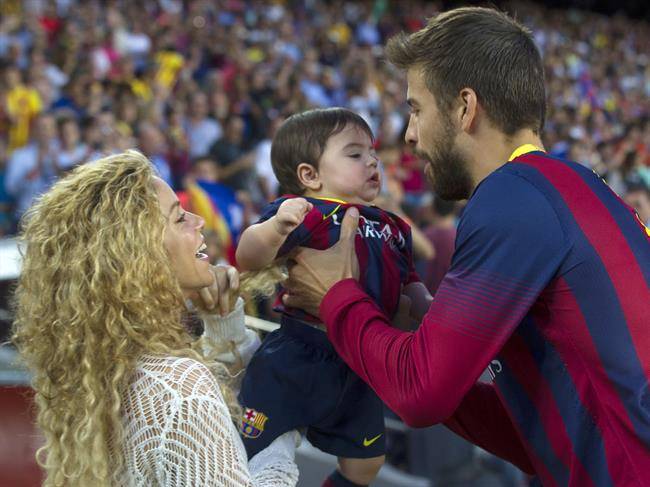 Shakira-Gerard-Pique-et-leur-petit-Milan-lors-du-match-opposant-le-FC-Barcelone-au-FC-Seville-a-Barcelone-le-samedi-14-septembre-2013_exact1024x768_l.jpg