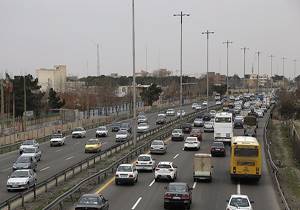 ترافیک در آزادراه کرج-قزوین نیمه سنگین است