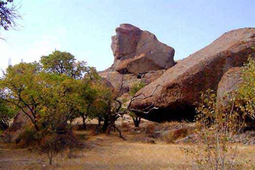 پیکره سنگی بابا داوود عنبران