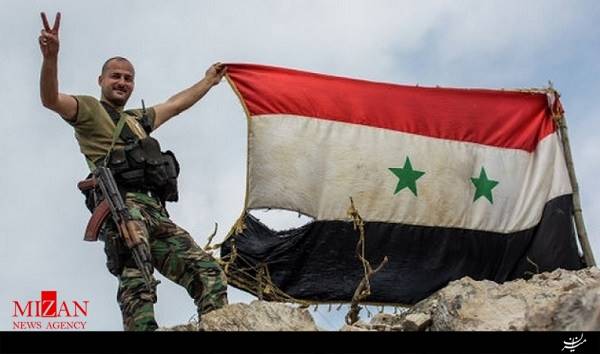 نیروهای سوری پرچم سوریه را در مرکز شهر سخنه برافراشتند