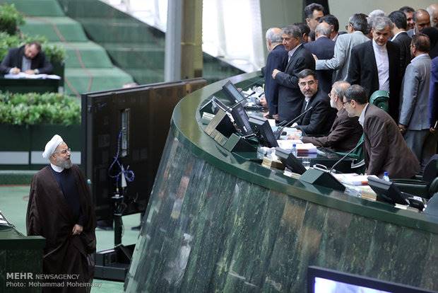وزیری که در مسیر بهارستان تصادف کرد/دفاع روحانی از وزیر اوقات‌تلخ