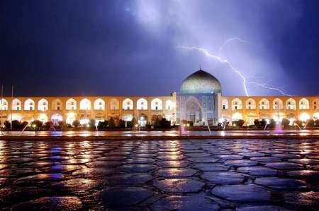 اشتون هنر ایرانیان را در اصفهان نظاره می کند