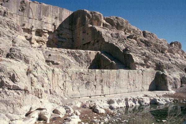 ایوان قدمگاه 