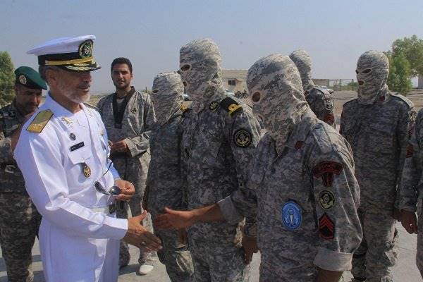 دریادار سیاری از تیپ عملیات ویژه مسلم‌بن‌عقیل(ع) بازدید کرد