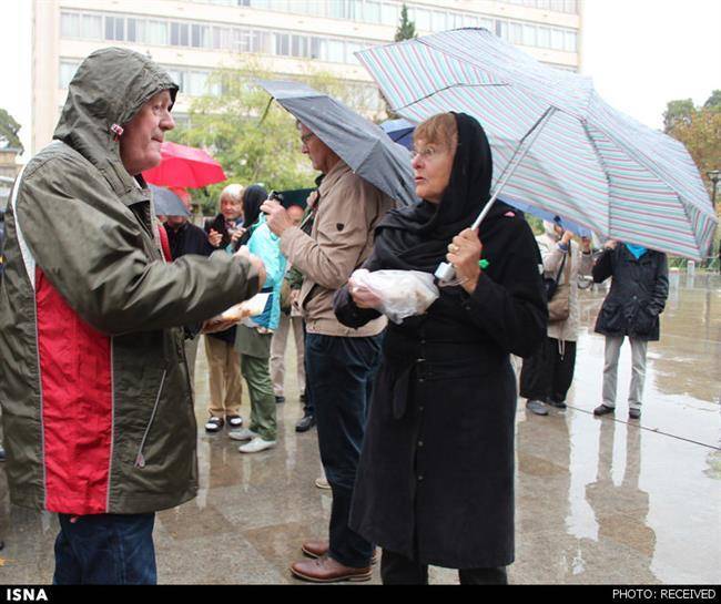 نذری‌خوران خارجی‌ها زیر باران + عکس