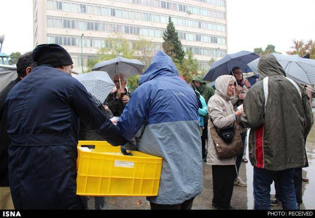 نذری‌خوران خارجی‌ها زیر باران + عکس