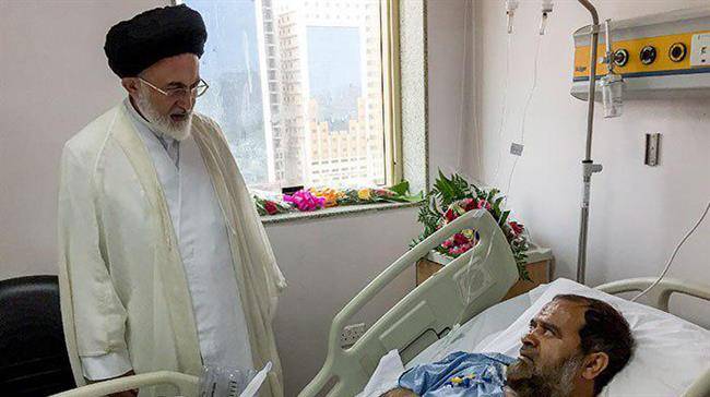 عیادت سرپرست حجاج ایرانی از روحانی مجروح در مکه مکرمه