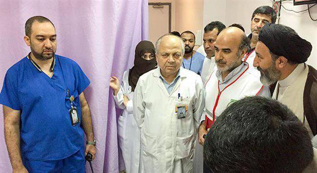 عیادت سرپرست حجاج ایرانی از روحانی مجروح در مکه مکرمه