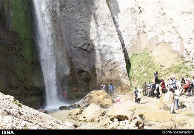 زیرآبی در آبشار مازندران