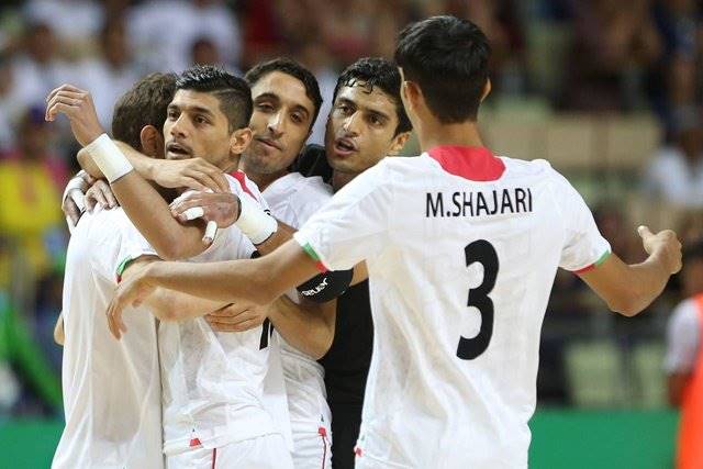 کری‌خوانی بانوان فوتسالیست ایرانی و اردنی‌ در تشویق تیم‌ها