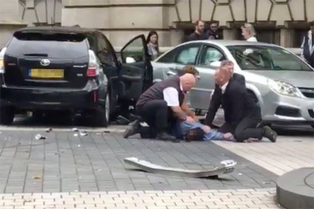 ورود خودرو به میان جمعیت در لندن/چندین نفر زخمی شدند