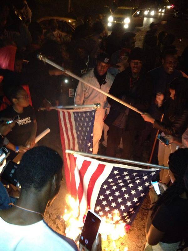 معترضان تبعیض نژادی پرچم آمریکا را در سنت لوئیس به آتش کشیدند
