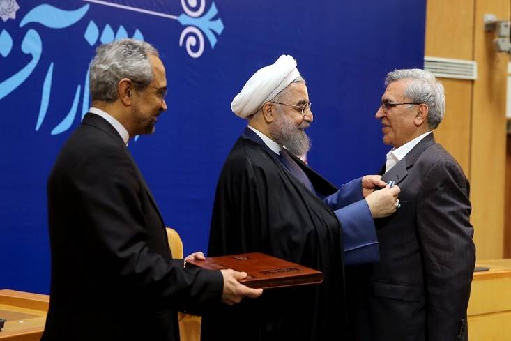 «مدال خدمت» و 50سکه طلا هدیه حسن روحانی به «جاسوس دوتابعیتی»!/ در کدام طرف میز مذاکرات منافع مردم ایران پیگیری شده است؟