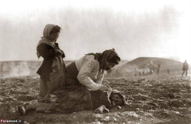 زن ارمنی در کنار جسد یکی از فرزندانش که در حلب بر اثر گرسنگی جان داده است. سال 1915