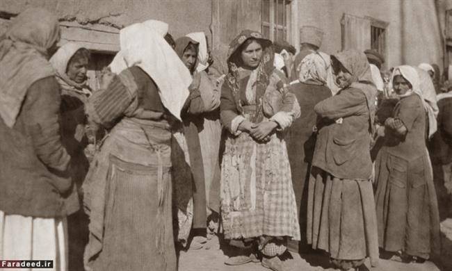 زنان ارمنی زنده مانده از نسل کشی در جریان جنگ جهانی اول در کمپ آوارگان. سال 1919