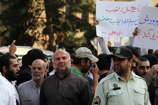 این مرد دوربین را به همسرش ترجیح داد