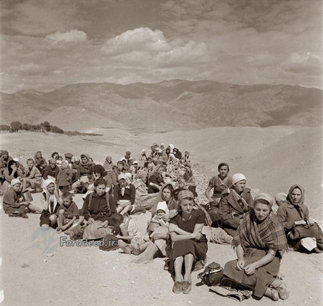 زنان و کودکان آواره لهستانی جایی در مناطق مرزی ایران در حال استراحت هستند. آنها خود را با پای پیاده به اینجا رسانده‌اند. آبان 1321