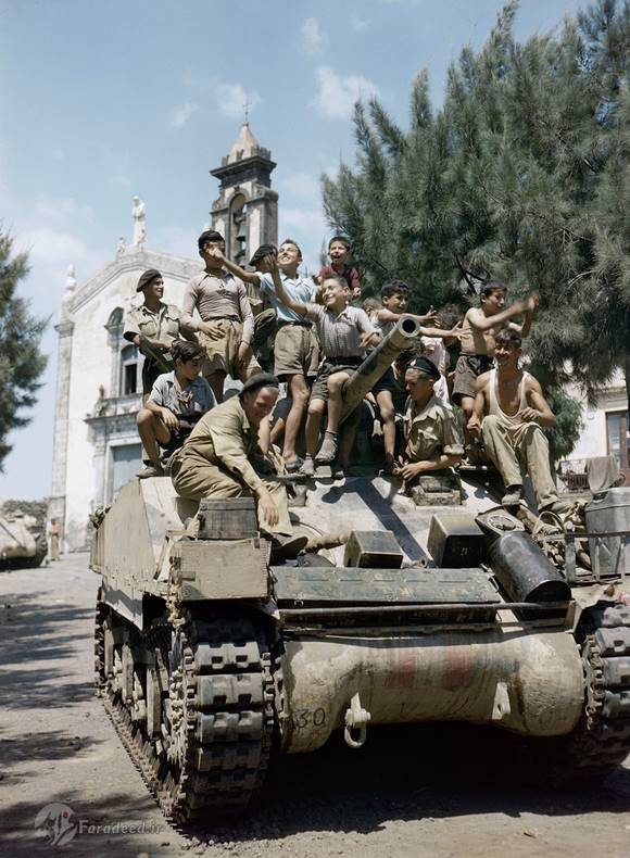 کودکان شادمان بر روی تانک شرمن در خیابان های سیسیل ایتالیا. آگوست سال 1943