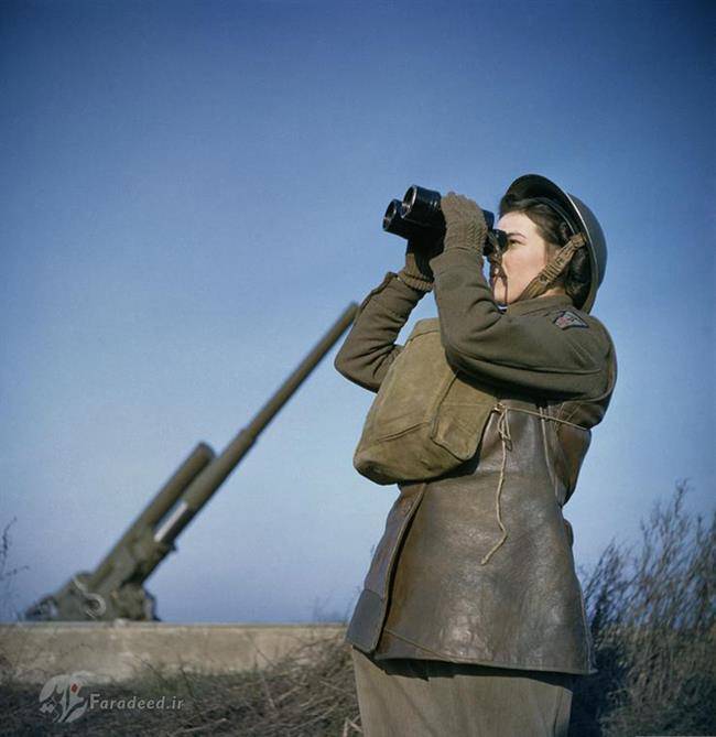 دیده بان زن ارتش بریتانیا در مقابل اسلحه ضدهوایی 3.7 اینچی در حال دیده بانی. دسامبر سال 1942