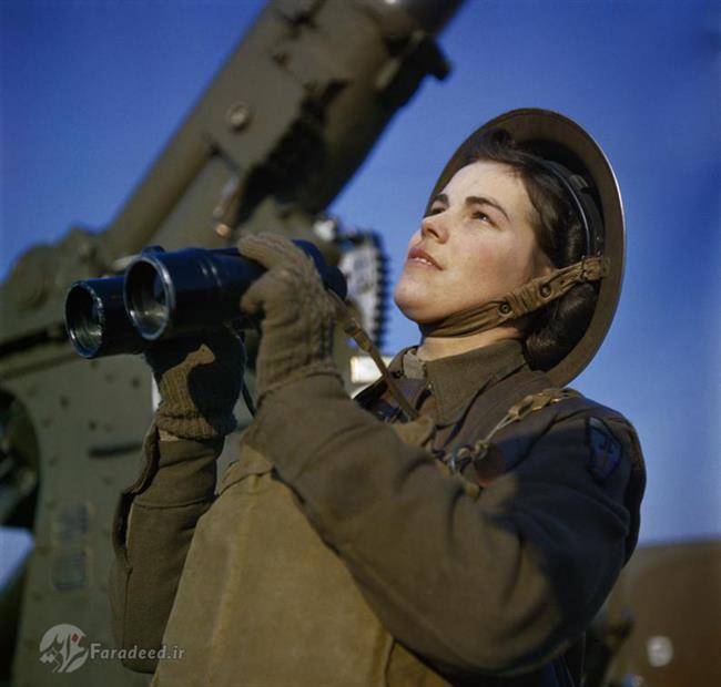 دیده بان زن ارتش بریتانیا در مقابل اسلحه ضدهوایی 3.7 اینچی در حال دیده بانی. دسامبر سال 1942