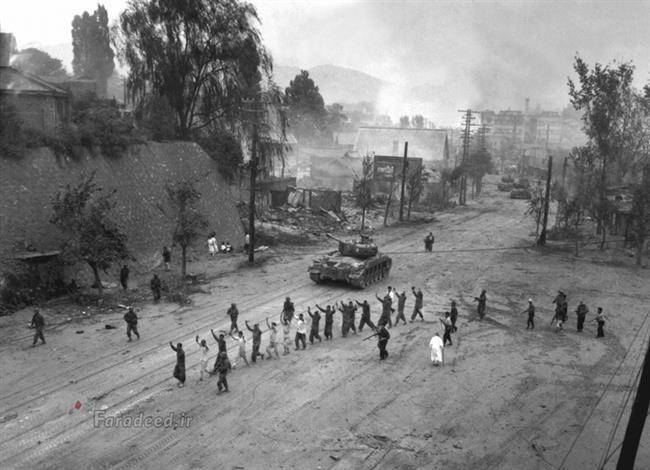 تانک نیروی دریایی آمریکا، صف اسیران را دنبال می‌کند. 26 سپتامبر 1950 