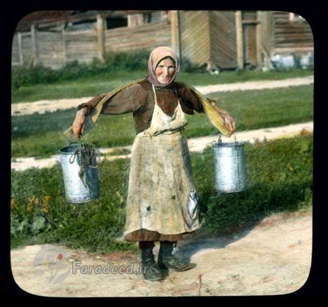پیر زن روستایی در حومه سن پترزبورگ