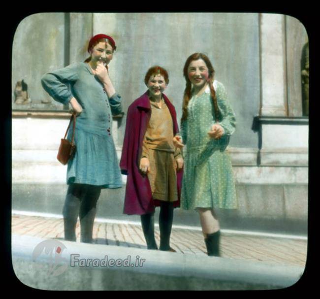 سه دختر روس در مقابل ورودی موزه 