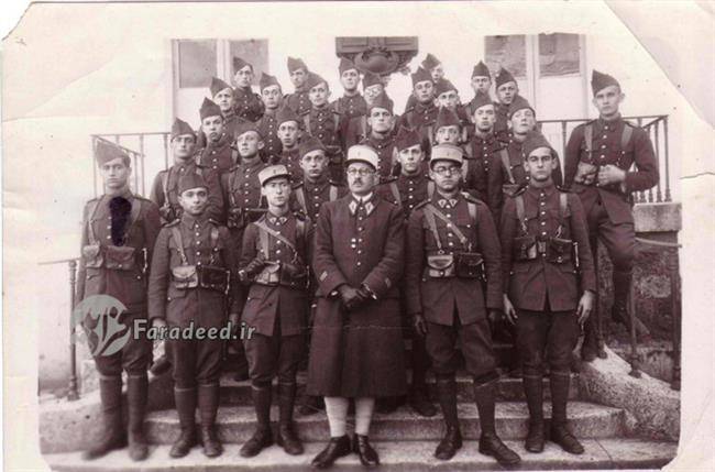تیمور بختیار (نرف اول از چپ) در میان محصلان مدرسه نظامی 