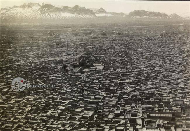 نمای هوایی از اصفهان و مسجد جامع در کانون تصویر؛ در بالای عکس مسجد امام و میدان نقش جهان قابل تشخیص است.