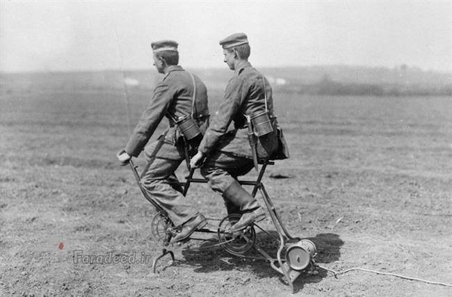 سربازان آلمانی در جنگ جهانی اول با این دوچرخه ثابت انرژی مورد نیاز برای ارتباط راداری را فراهم می کنند.