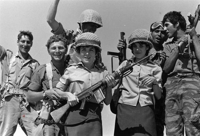 سربازان رژیم صهیونیستی پس از پایان جنگ؛ در ارتش این رژیم زنان نیز حضور داشتند.