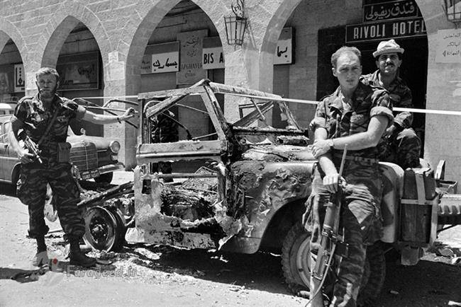 سربازان رژیم اشغالگر صهیونیستی با خودروی منهدم شده در خیابان صلاح الدین بیت المقدس عکس می گیرند.