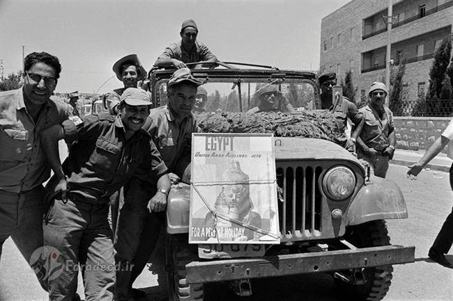 نیروهای اشغالگر صهیونیستی در کرانه باختری پوستری با تصویر مجسمه باستانی مصر را به خودروی بسته اند.