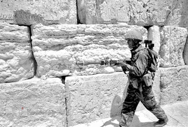 سرباز مسلح اشغالگر در مقابل دیوار غربی بیت المقدس