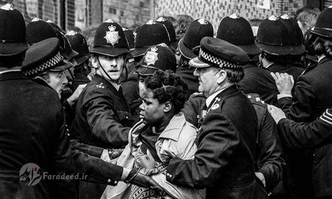 پلیس در حال خارج کردن یک زن از مخمصه