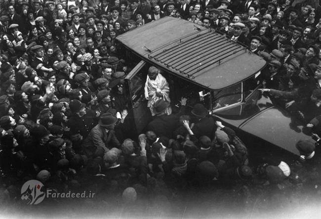 ژوئیه 1914، ماهاتما گاندی در آفریقای جنوبی و قبل از عزیمت به بریتانیا. در اینجا بود که برای اولین با عنوان محترمانه 